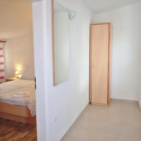 Apartment In Jasenice 38615