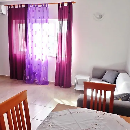 In Jasenice 38615 Apartment *